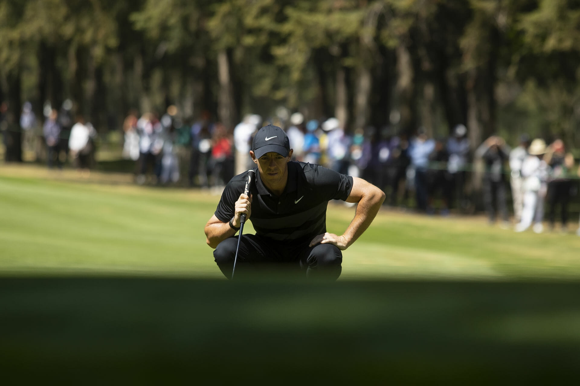 Putter switch inspires McIlroy to two shot lead in Mexico